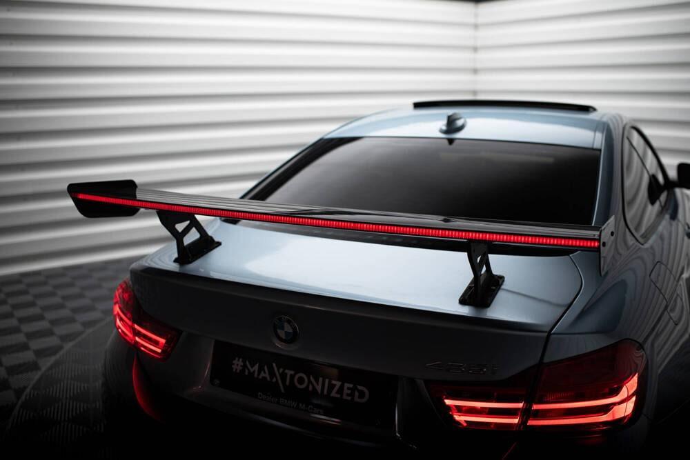 Carbon Heckspoiler mit Aufnahme Außen und LED-Licht für BMW M4 F82 von Maxton Design