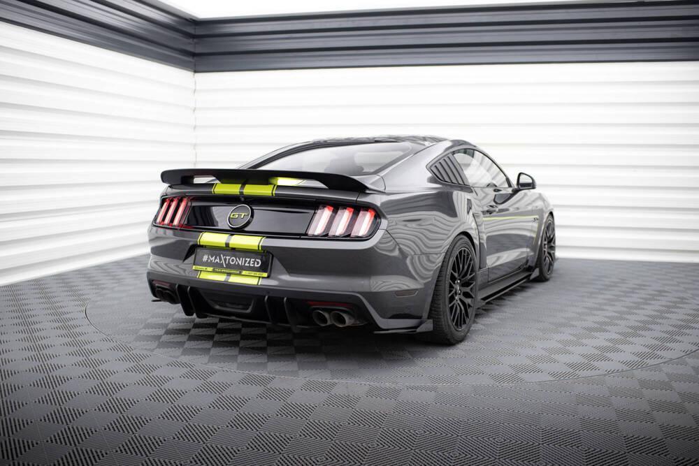 Seitliche Heck Diffusor Erweiterung Street Pro mit Flaps für Ford Mustang GT MK6 von Maxton Design